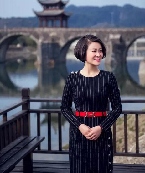 女镇长拍写真走红 美女配古镇别有一番风味！（组图）