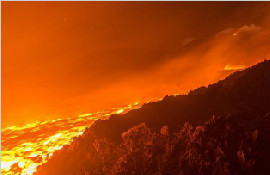 意大利埃特纳火山持续喷发