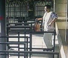 男子免费当导游获信任 在超市存包时调走游客小票