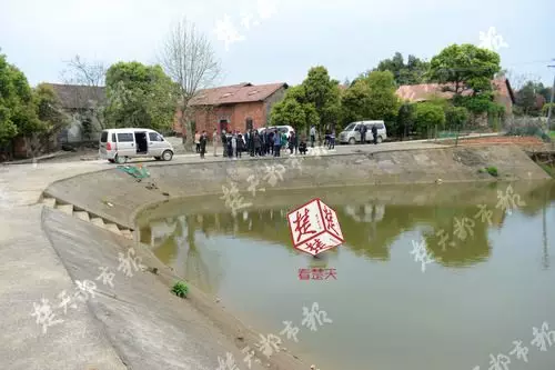 男子清明带妻儿回乡扫墓 2岁儿子却成了一座孤坟