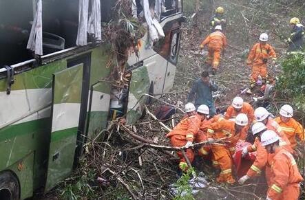 载25人大巴在西乡县坠入深沟4人亡 疑因雨天路滑侧翻