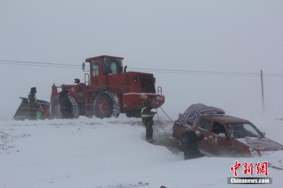 新藏公路阿里段突降大雪 武警解救被困民众