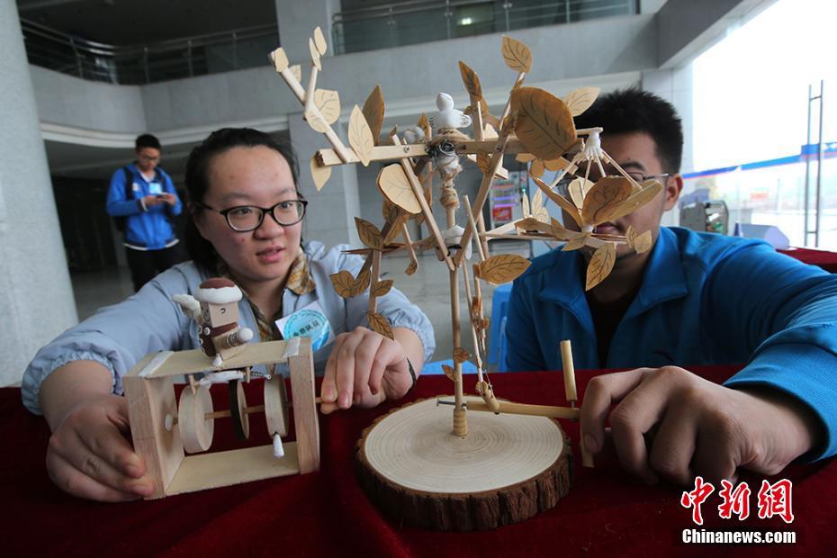 南京大学生奇思妙想展“机械之美”