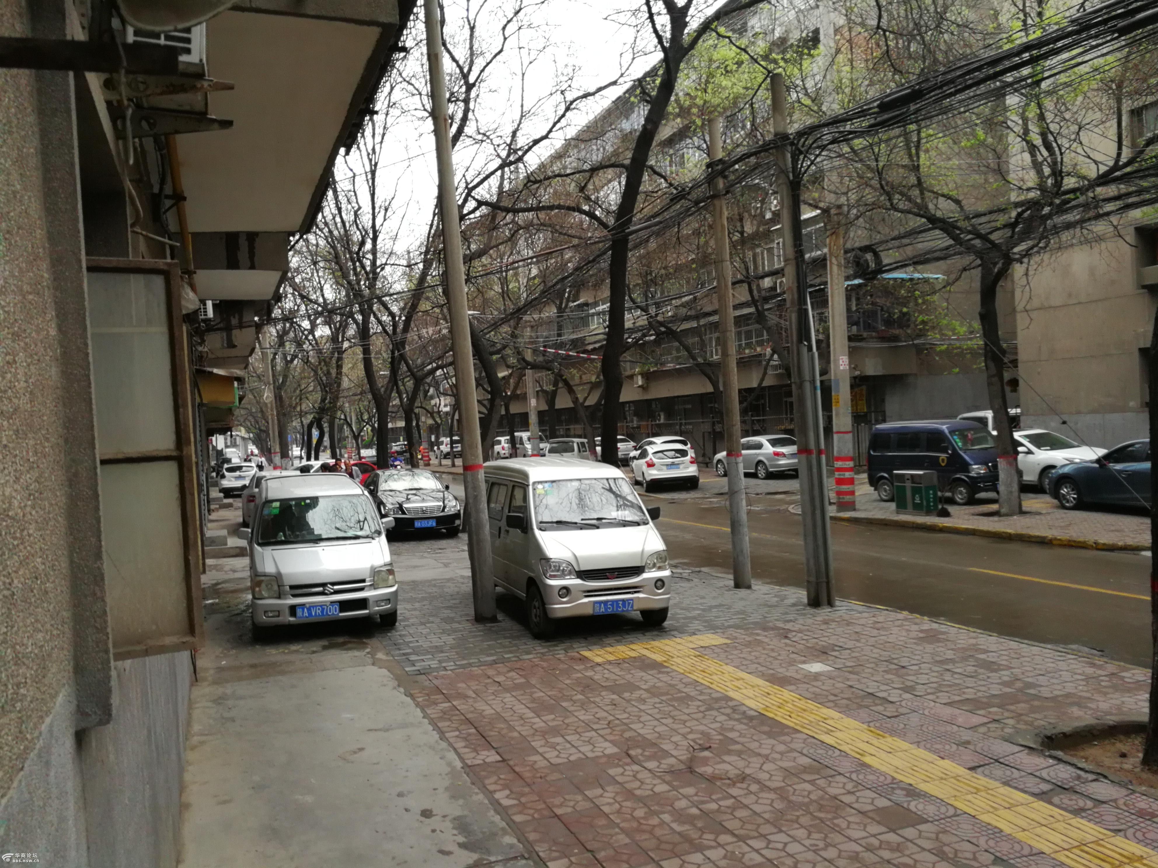 西安莲湖区莲湖路青年路和立新街违停严重