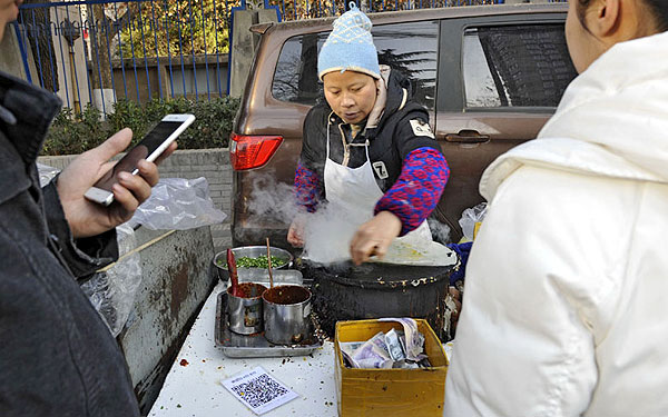 西安女白领半年几乎没用过现金 扫码支付时代来临