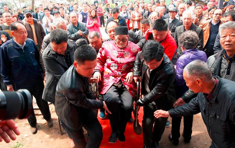 百岁夫妻过生日近百儿孙来祝寿 老人爱打麻将爱喝酒
