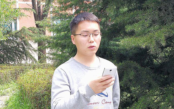 朗读大赛 “马甲线”女神感怀海子 二次元暖男超萌