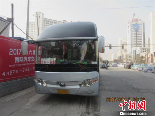 载有20余人的长途客车。　蒋玉琴 摄