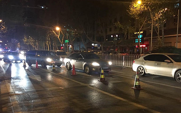 西安交警夜查酒驾 司机醉驾弃车逃跑样样有