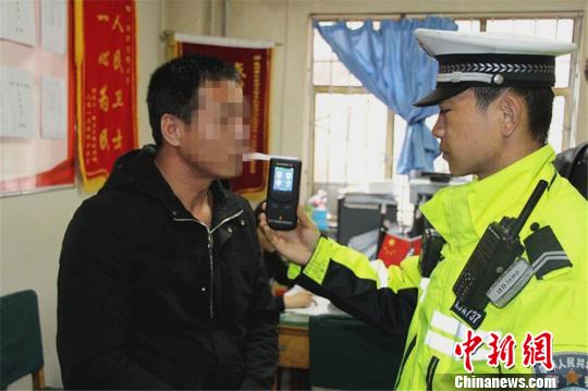 民警怀疑石某有饮酒后驾车嫌疑，对其进行了呼吸式酒精检测。　蒋玉琴 摄