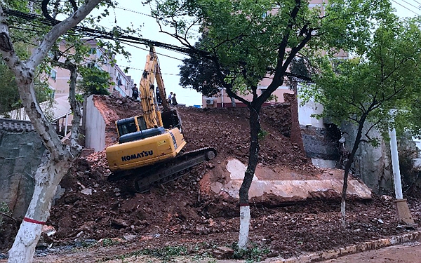 纺西街一假山塑石景观突然倒塌 幸未造成人员伤亡