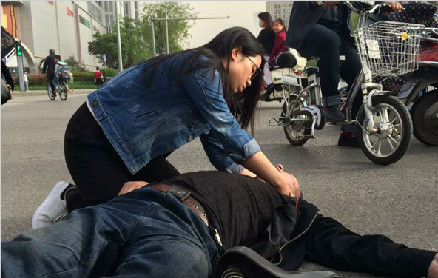 老人晕倒女孩跪地人工呼吸 网友点赞：让西安更温暖
