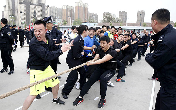 警体运动会举行 500多“警察蜀黍”汗洒运动场帅炸