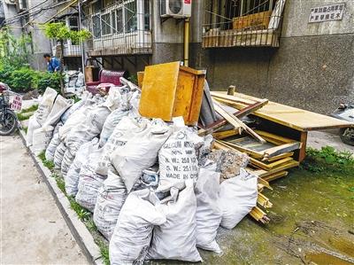 白庙小区内堆放建筑垃圾 物业称谁产生谁清运