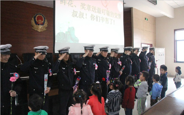 幼儿园小朋友给交警献上自制“五一劳动节勋章”