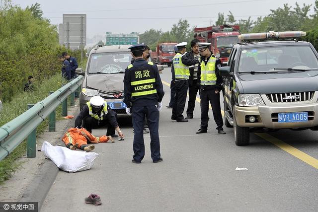 面包车占用应急车道超车 环卫工人被撞身亡