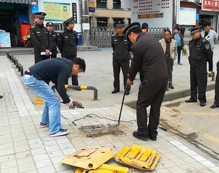 汉中一单位为停车私自"圈地"地锁装到盲道上