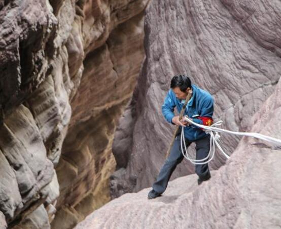 河南云台山“蜘蛛侠”悬崖峭壁捡垃圾 每年要捡80吨