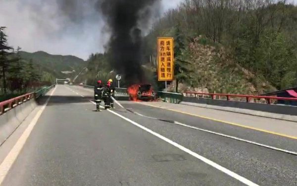 福银高速又出事故：轿车自燃烧成铁架 幸无人员伤亡