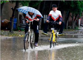 看看西安这些地方一下雨就成河 别老盯着以克论净了