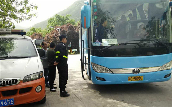 咸阳旅游车西安接单被挡 西安运政稽查:违规不违法