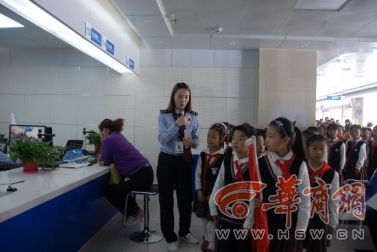 宝鸡高新区开展小学生进办税服务厅活动,孩子
