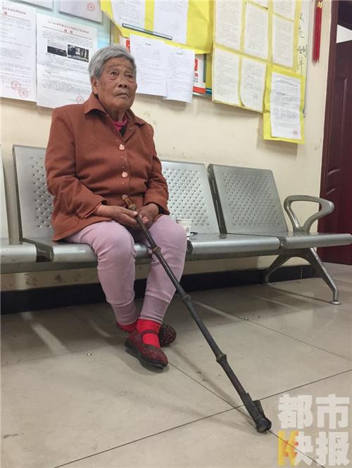 西安一老人出门找娃迷路 公交司机悉心照料