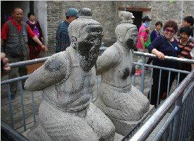 岳飞庙前秦桧夫妇跪像被摸黑|岳飞|-天下图库