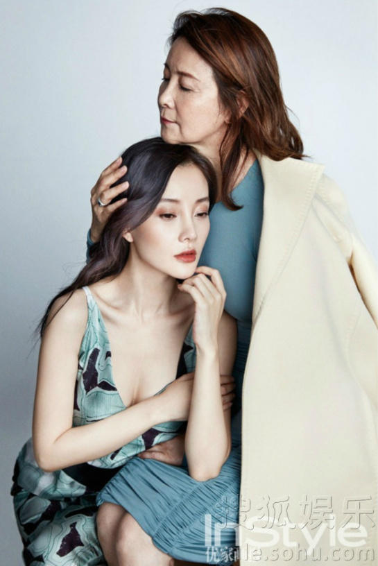 李小璐携妈妈拍大片 60岁张伟欣气质优雅仍美