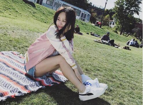 杨紫草地上沐浴阳光晒美照 大秀美腿调侃照片P过
