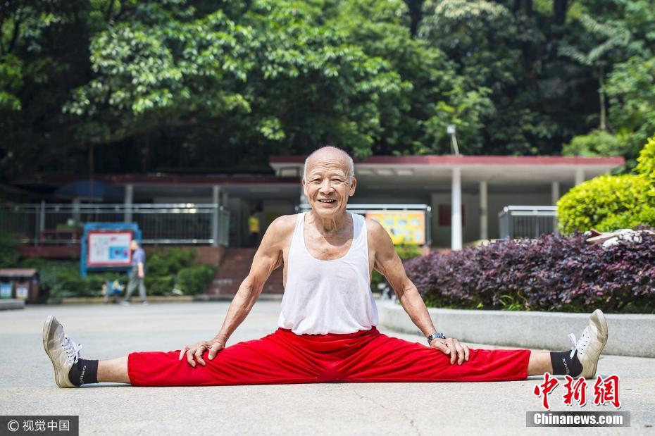 广州耄耋老人爱“爬行” 倒立劈叉大气不喘