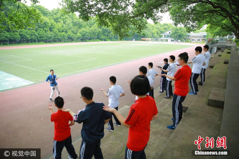 浙江一中学开课教咏春拳 叶问传人做师傅