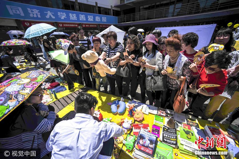 名校“单身狗”毕业“卖自己” 遭大妈围堵相女婿