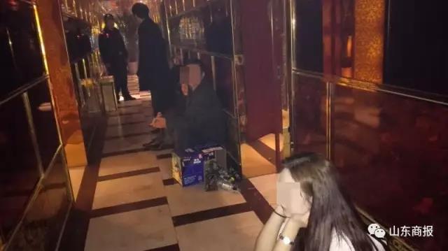再次走访，可疑加重：3月下旬，社区民警再次走访时了解到，该场所有人从物业处购买电，并且晚上八九点钟有陌生人进入地下二层。民警在侦查中发现，地下二层的经营者非常狡猾，进入的人员必须有熟人带路，进去之后防空洞的门就关闭，并且门口有人放哨。