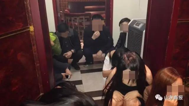 惊心动魄！8人对75人！“我们8个人进去之后，才发现里面人特别多。”办案民警告诉记者，里面一共有75人，地下二层房间是一间一间分开的，有效经营的房间是8间，其余的还有厨房、休息室等。8名民警现场控制住75名嫌疑人时也是惊心动魄，“我们利用该场所不同区域互相不能看见的机会，控制一个区域后让嫌疑人都低头，然后再控制下一个区域，这样8名民警安全控制了75名嫌疑人。”民警告诉记者，随后增援的巡警、刑警、治安和保安赶到后，分别从各个区域带走嫌疑人。75人被分流至5个派出所审查6日凌晨5点左右，75名犯罪嫌疑人被分流至附近5个派出所进行审查。截至目前，11人因涉嫌组织卖淫罪被刑事拘留，其中8人已批准逮捕，3人已取保候审，8人因卖淫嫖娼被治安拘留。（济南日报记者 陈彦杰）