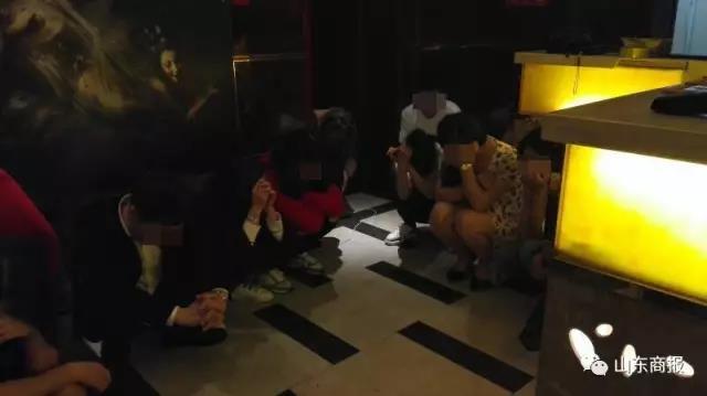 惊心动魄抓捕夜发现机会：嫌疑人百密一疏。经11天的蹲守，4月6日凌晨民警抓住了机会。“当天晚上9点多一拨客人走后，娱乐场所的人员没有关闭防空洞的门。”蹲守民警告诉记者，他们立即调集8名民警赶到现场。