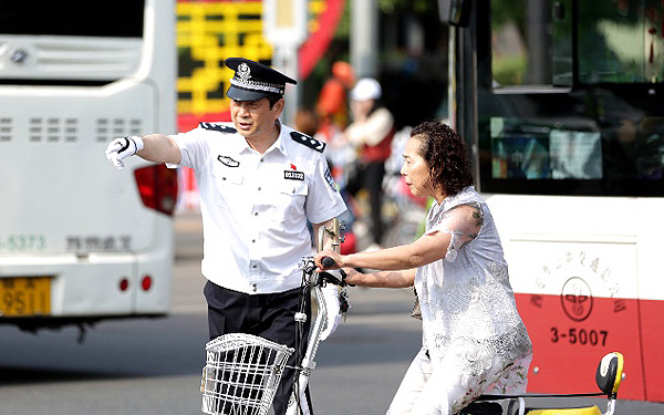 市公安局副局长上街执勤当交警 积极推进“车让人”