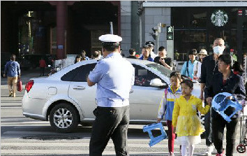 西安车不让人昨处罚1264例 市民:仍有私家车抢行