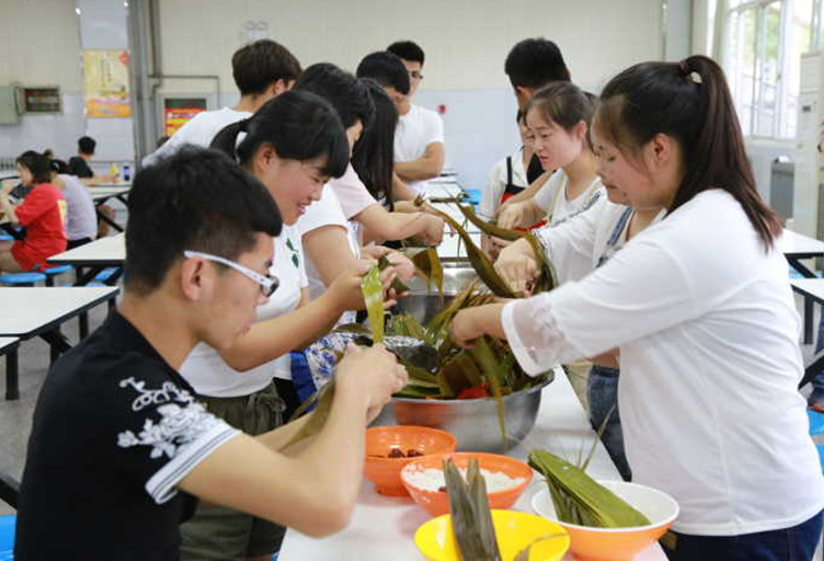 西安大学生包粽子比赛 手太快了！