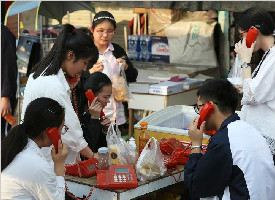 毛坦厂中学学生仍用公用电话