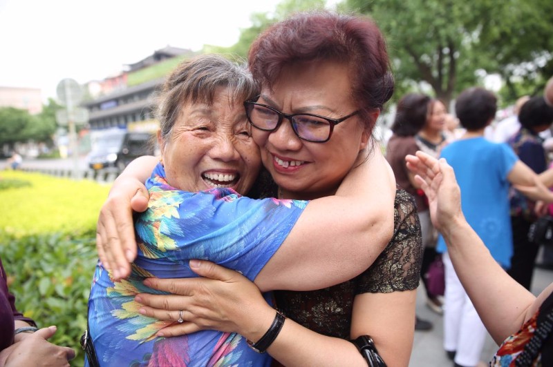 34年前的西安老街坊聚会 怀念当年邻里情