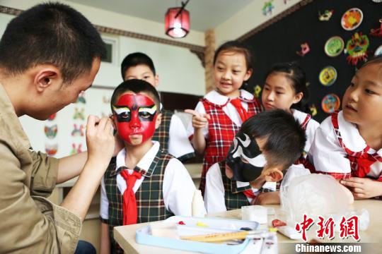 图为孩子们学习京剧相关知识。　牟健 摄