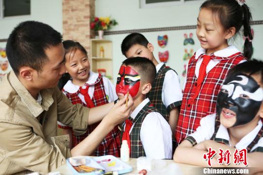兰州小学生体验京剧魅力庆“六一”