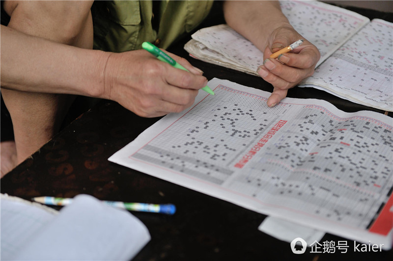 西安67岁五保户坚持研究彩票10年 最高中300