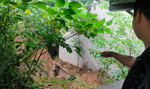 城东田家湾村一窑洞坍塌 家人刚把家具移走就塌了