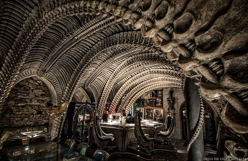 瑞士HR Giger Bar酒吧。1998年6月20日，这间酒吧在中世纪圣日耳曼城堡里开业了。这是一间历史感厚重的酒吧，设计者将天花板和墙壁全部设计成史前怪兽骨骼的形状，让你瞬间回到远古时代。