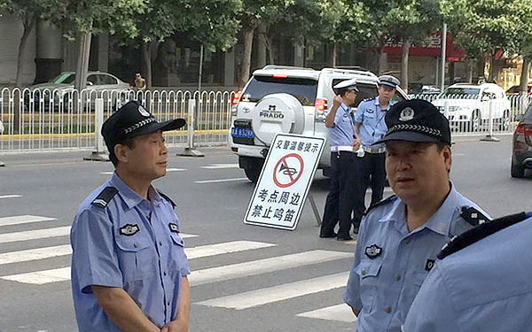 现场直击|高考第一门考语文 考生面带微笑进考场