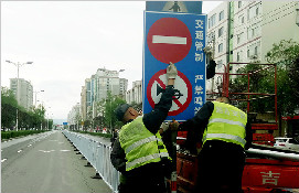 各地交警考点外设置交通标示保障高考