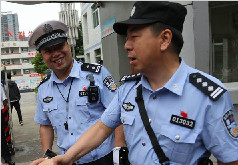高考第二天粗心考生仍存在 交警带考生取准考证