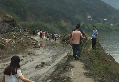 安康一路段因大雨发生垮塌 致大批旅客滞留